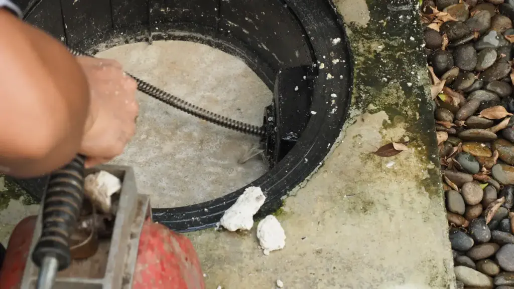 פתיחת סתימות בקו ביוב בעזרת ספירלה מקצועית