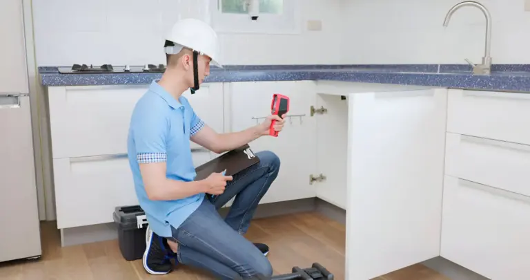 איתור נזילות עם מצלמה תרמית בארון מטבח